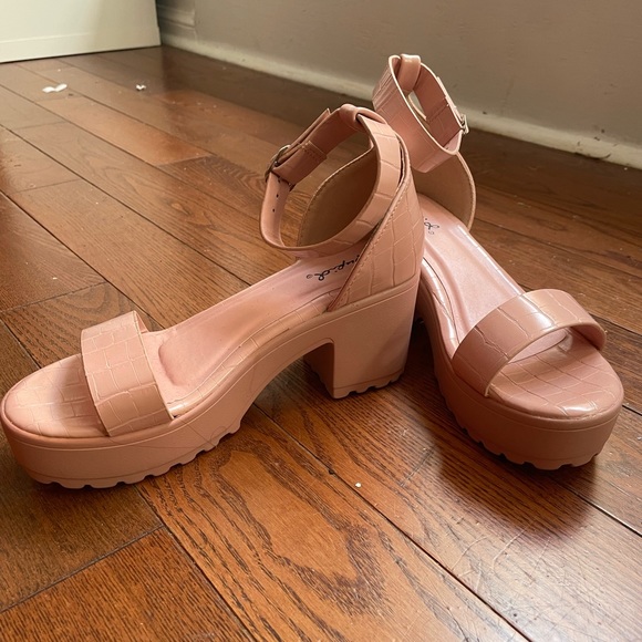Chunky dusty pink sandals - Picture 2 of 3